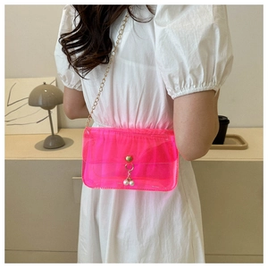 Détail du sac gelée rose néon transparent en PVC avec chaîne dorée et fermoir perle