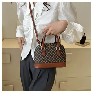 Borsa retrò a conchiglia con stampa geometrica marrone e manici in pelle in uso