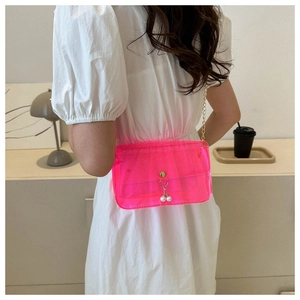 Détail du sac à bandoulière en PVC rose néon transparent avec chaîne et perles