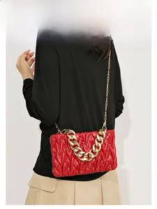Details der roten gesteppten Faltenhandtasche mit goldener Kette und Riemen