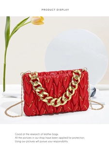 Detailansicht der roten Falten-Tasche mit Pailletten und goldener Gliederkette