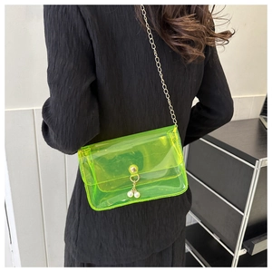 Détail du sac transparent vert néon en PVC avec chaîne dorée et perles blanches