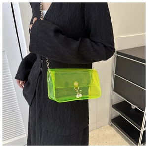 Sac bandoulière en PVC transparent jaune néon avec chaîne dorée et perles sur mannequin
