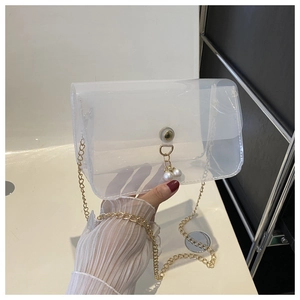Gros plan d'un sac bandoulière en PVC givré avec chaîne dorée et perles décoratives