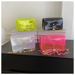 Vue détaillée des sacs gelée en PVC coloré avec chaînes dorées et breloques perles