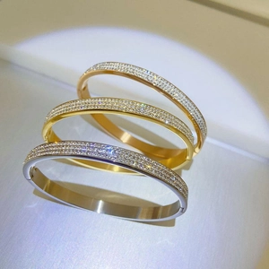 Ensemble de trois bracelets en acier titane avec trois rangées de zircons, or, argent et rose