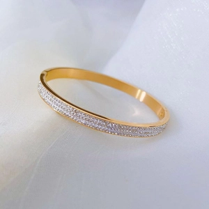 Bracelet élégant en acier titane doré orné de trois rangées de zircons brillants