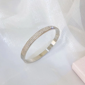 Bracelet élégant argenté orné de trois rangées de micro-cristaux étincelants pour femme