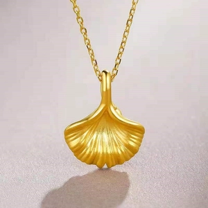 Collier élégant pour femme avec pendentif feuille de ginkgo en acier titane doré 18 carats