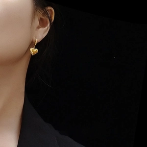 Élégantes boucles d'oreilles cœur en acier inoxydable poli plaqué or pour les femmes