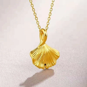 Collier en acier titane plaqué or 18 carats avec pendentif feuille de ginkgo élégant
