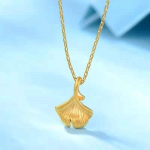 Collier élégant avec pendentif feuille de ginkgo en or 18k avec texture de nervures naturelle