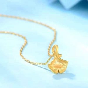 Collier avec pendentif feuille de ginkgo en acier inoxydable doré 18k sur fond bleu
