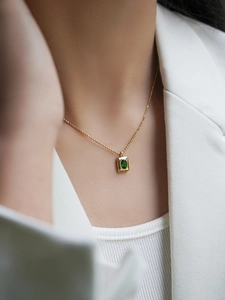 Collier élégant à perles dorées avec pendentif vintage rectangulaire vert émeraude