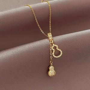 Élégant collier à double pendentif gourde dorée avec cristaux et chaîne raffinée