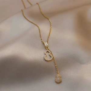 Collier élégant à double pendentif calebasse dorée avec zircons brillants sur soie