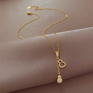 Élégant collier à pampilles en acier titane doré avec pendentif gourde et zircons