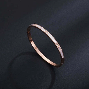 Bracelet jonc en titane or rose avec incrustations de nacre blanche et diamants étincelants