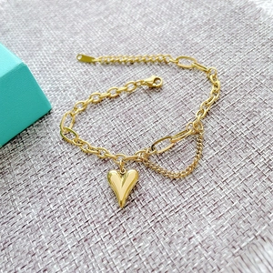 Bracelet élégant en acier titane plaqué or 18 carats avec pampille cœur et chaîne mixte