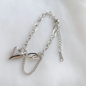 Vue détaillée du bracelet à pendentif cœur argenté avec chaîne à maillons polis