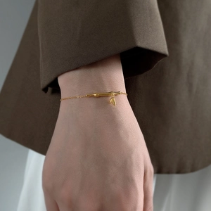 Elegante bracciale in oro con giunto di bambù per donna con ciondoli a foglia al polso