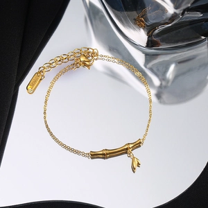 Elegante cavigliera in oro 18KGP a maglie di bambù con ciondolo a foglia su nero