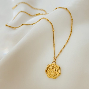 Collana di perline in acciaio al titanio dorato con ciondolo a moneta floreale
