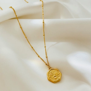 Collana in acciaio al titanio dorato con ciondolo tondo ondulato e rilievo di ape e fiori