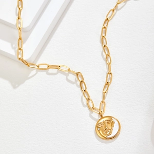 Goldene Halskette mit geprägtem Gesichtsmond-Anhänger und Perlmutt-Zirkonia-Akzent