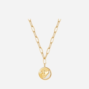Halskette mit Relief-Gesicht-Mond-Anhänger und Zirkonia auf goldener Büroklammerkette