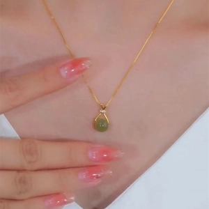 Elegante Goldhalskette aus Titanstahl mit grünem Jade-Glücksbeutel-Anhänger für Damen