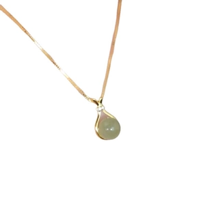 Detail der Glücksbeutel-Halskette mit Jade-Anhänger und Diamanten in Roségold-Optik