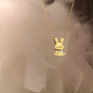 Collier avec pendentif lapin doré étanche en acier titane sur plumes blanches douces