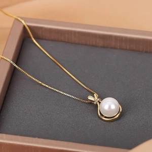 Elegante goldene Titanhalskette mit Hasenohr-Perlenanhänger und Zirkonsteinen