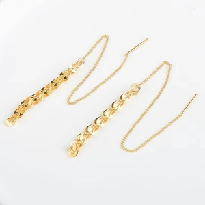 Elegante goldene Quastenohrringe aus Titanstahl mit Fischschuppen-Design auf Weiß