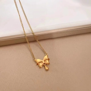 Collier élégant plaqué or 18 carats avec pendentif nœud et goutte pour femme style minimaliste