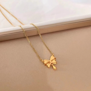 Élégant collier nœud plaqué or 18k avec pendentif goutte sur chaîne minimaliste