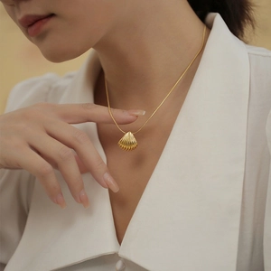 Collier élégant à pendentif coquillage doré texturé avec chaîne serpent fine pour femme