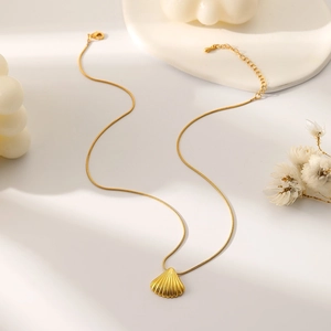 Collier élégant doré en forme d'éventail avec texture coquillage et chaîne serpent