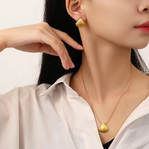 Parure collier et boucles d'oreilles coquillage strié en or mat de luxe léger