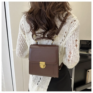 Dettaglio dello zaino vintage in pelle PU marrone scuro con chiusura in metallo dorato