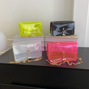 Sac Bandoulière Femme en PVC Transparent Type Gelée Avec Chaîne en Métal Et Pompon de Künstliche Perles Sac à Main Imperméable Voyage Été