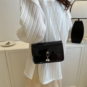 Sac bandoulière imperméable en PVC noir avec pendentifs perles et chaîne dorée