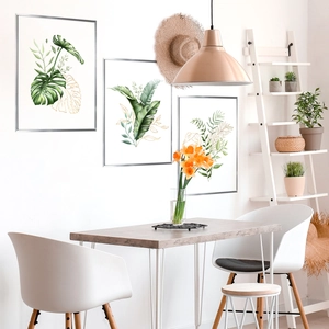 Lot de trois décorations murales Monstera dans une salle à manger au style nordique