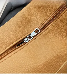 Détail du zip en métal argenté et de la texture cuir marron grainé sur le sac