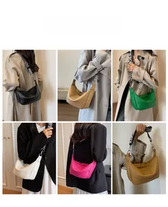 Sacs Hobo en cinq couleurs avec larges bandoulières imprimées en scènes de style