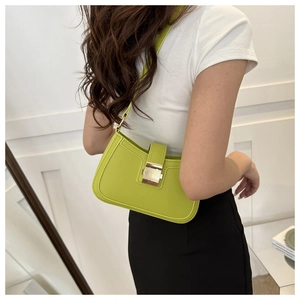 Mannequin portant un sac porté épaule vert vif minimaliste avec boucle dorée en cuir PU