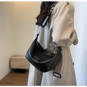 Sac demi-lune noir texture litchi avec logo mode et large bandoulière imprimée