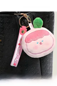 Détail du pendentif en peluche rose avec sangle silicone 'Sweet' sur un sac fourre-tout