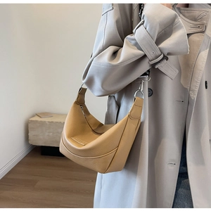 Détail du sac hobo jaune moutarde avec cuir grainé et garnitures en métal argenté